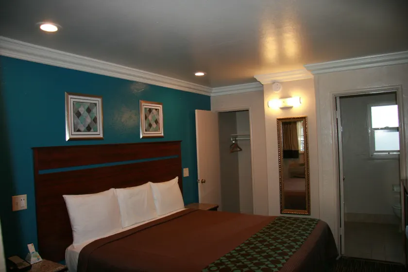 Civic Center Lodge / Lake Merritt BART - Image 1