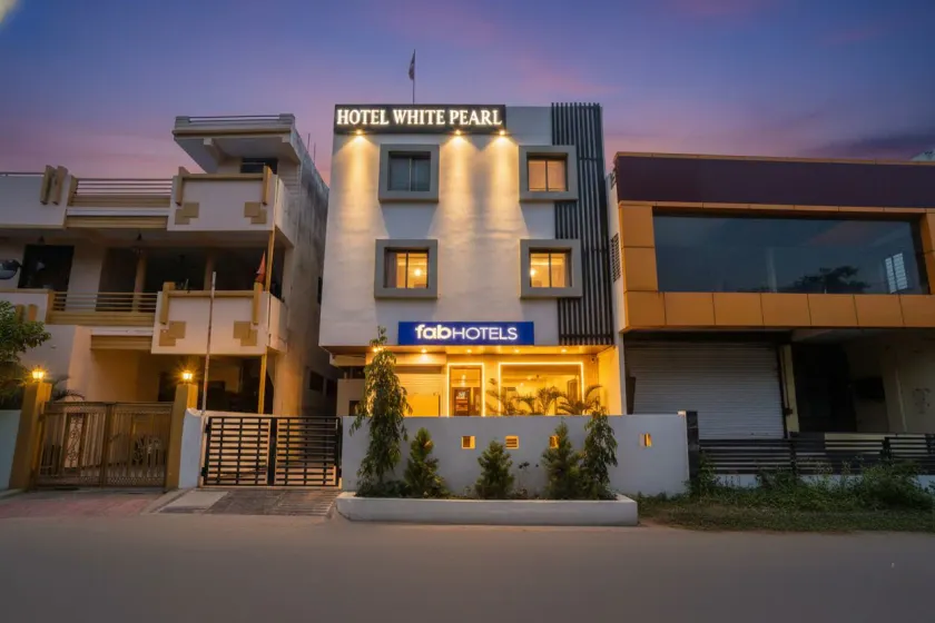 Fabhotel White Pearl - Image 1