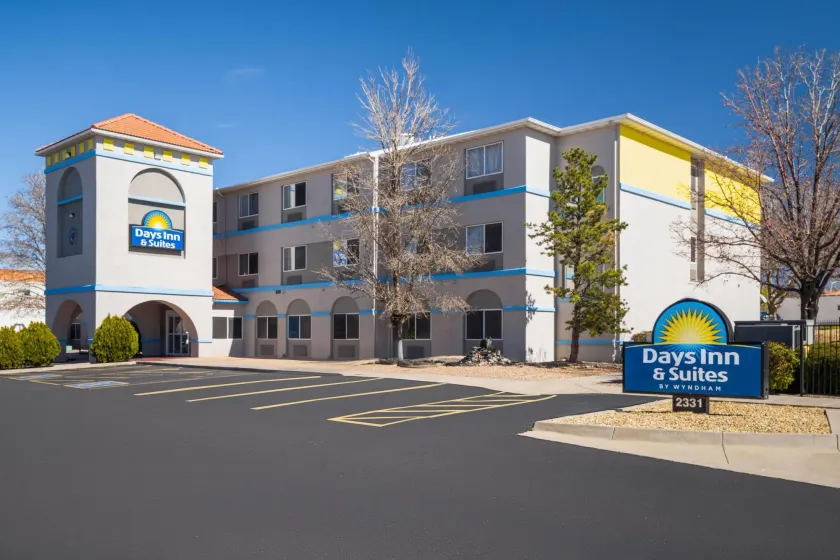 Days Inn & Suites by Wyndham Airport Albuquerque - Image 1