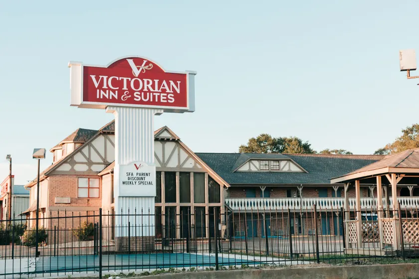 Victorian Inn & Suites - Image 1