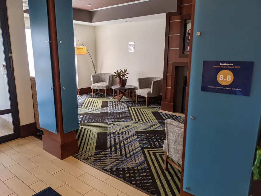 Holiday Inn Express Cedar Rapids - Collins Road by IHG - Lobby sitting area
