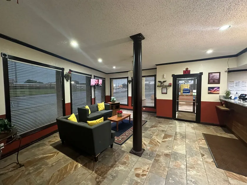 Super 8 by Wyndham Athens TX - Lobby