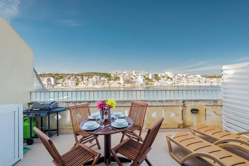 Blue Harbour 5 - 2 Bedroom Seafront Penthouse With Stunning Seaviews - Image 1