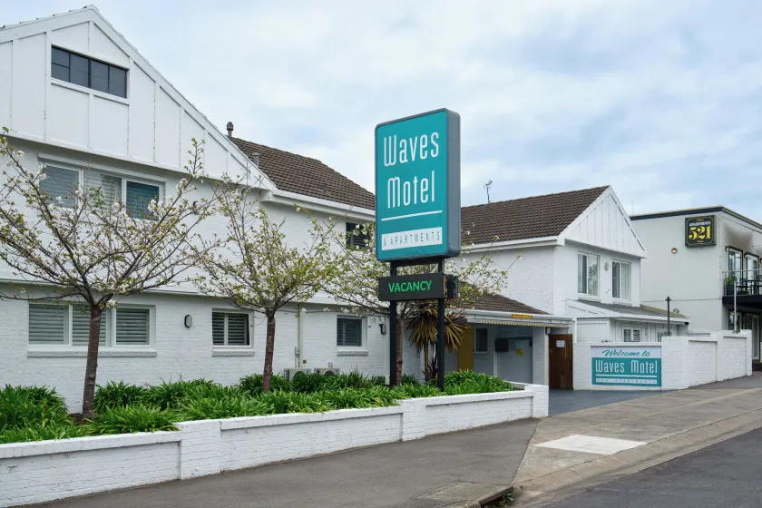 Waves Motel and Apartments - Image 1