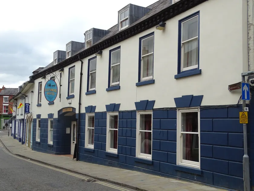 Ellesmere Hotel - Image 1