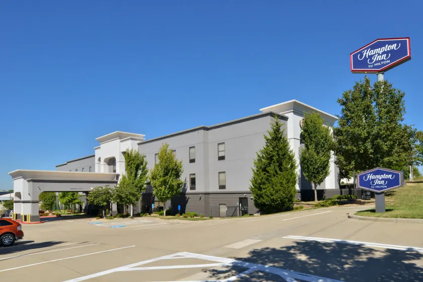 Hampton Inn Kansas City Northeast - Image 1