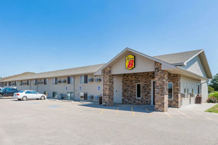 Super 8 by Wyndham Kearney - Image 1