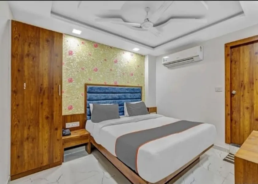 Hotel Lux Inn - Image 1
