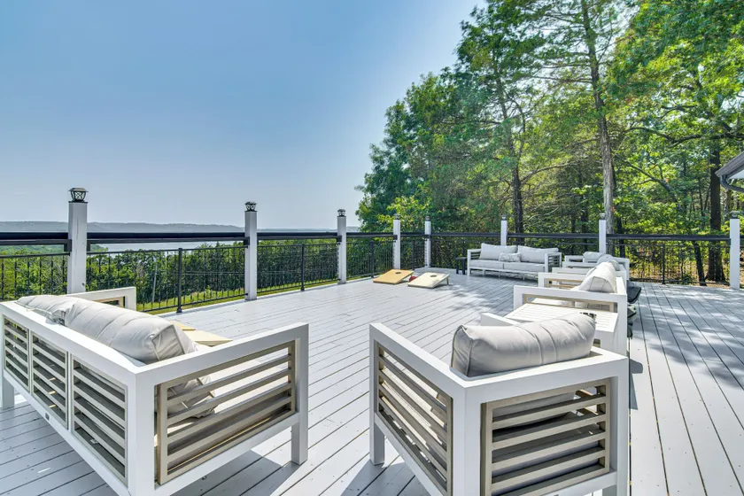 Lake View & Game Room on 3 1/2 Acres, Near Marina - Image 1