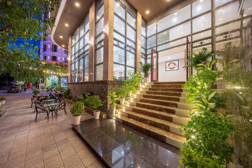Kiwi Hotel & Apartments - Image 1