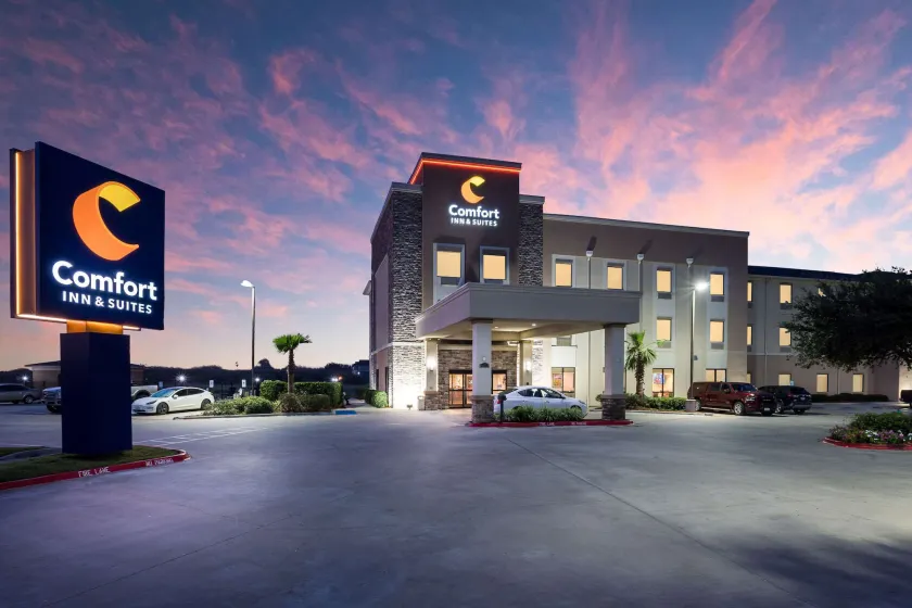 Comfort Inn & Suites Victoria North - Image 1