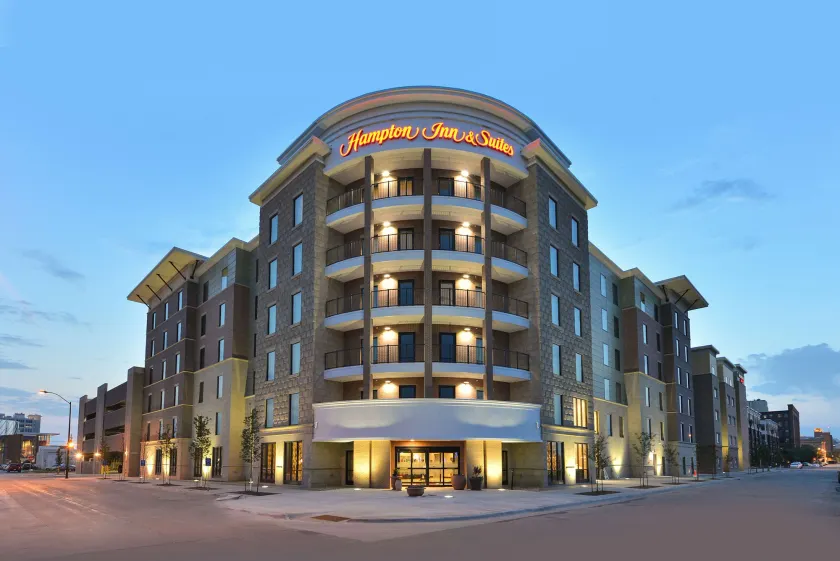 Hampton Inn & Suites Des Moines Downtown - Image 1