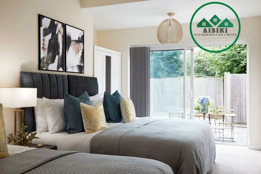 Aisiki Living at Upton Road, Multiple 1, 2, or 3-Bedroom Apartments, King or Twin Beds with Free WiFi & Parking Space - Image 1