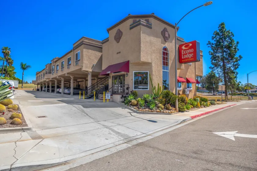Econo Lodge Inn & Suites Fallbrook Downtown - Image 1