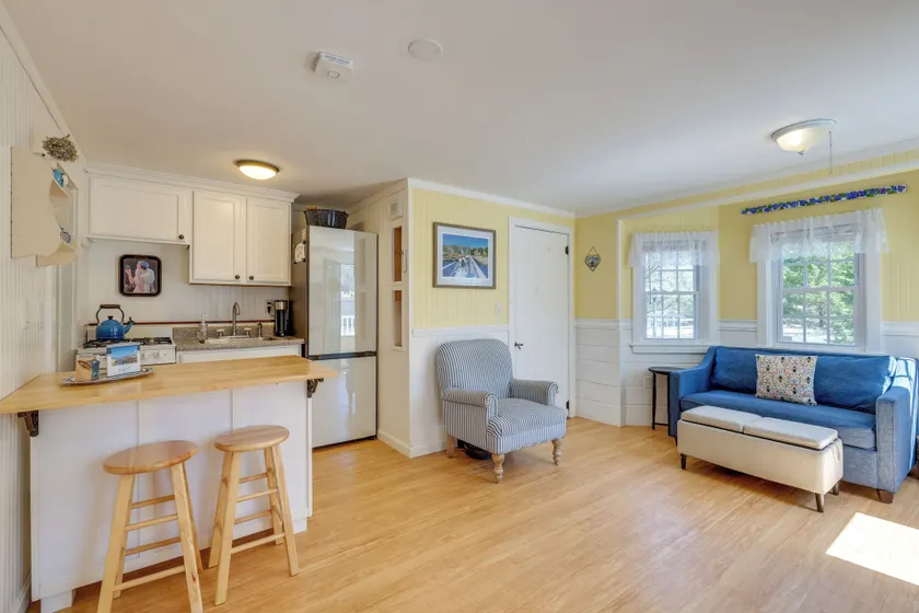 2 Mi to Beaches: Cozy Peaceful Escape w/ Deck - Image 1