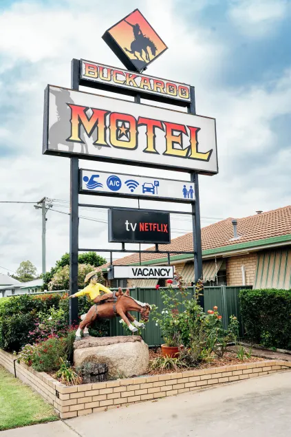 Buckaroo Motor Inn - Image 1