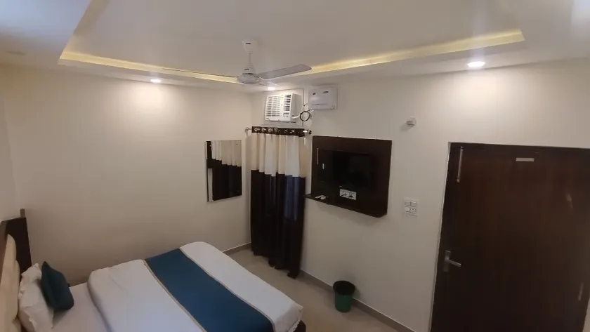 G L Palace - Room