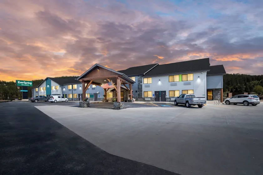 EverSpring Inn & Suites - Image 1