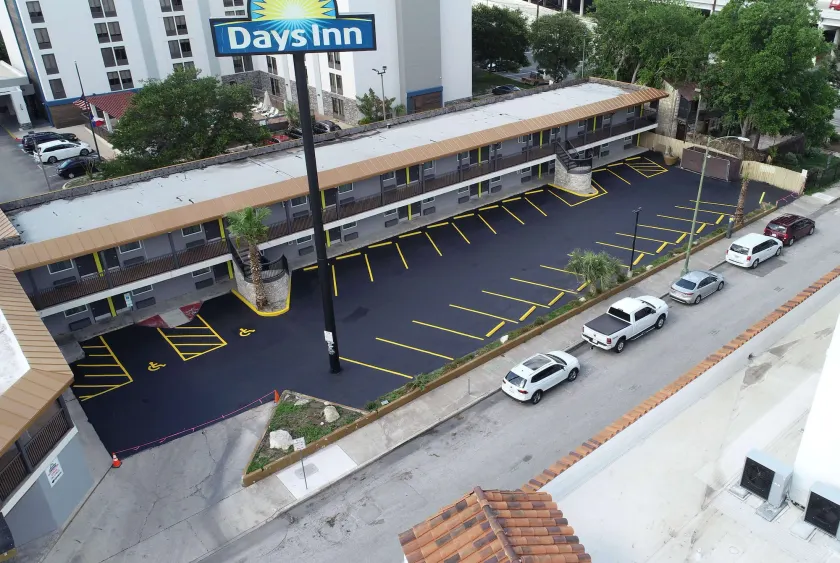 Days Inn by Wyndham San Antonio Alamo/Riverwalk - Image 1