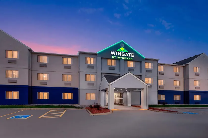 Wingate by Wyndham Oshkosh - Image 1
