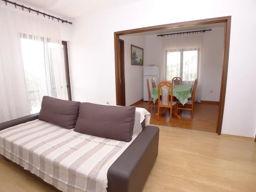 8 Person 3 Bed Apartment With Pool Near the Beach - Image 1