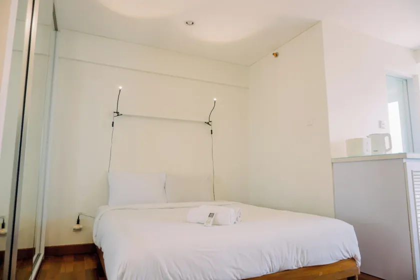 Modern and Restful Studio at Kebagusan City Apartment By Travelio - Habitación