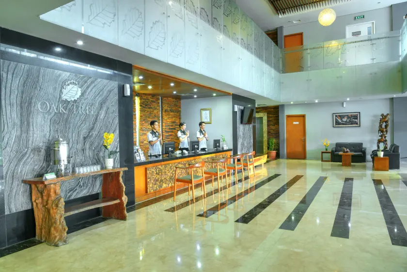 Oak Tree Emerald Hotel & Coventions Semarang - Reception