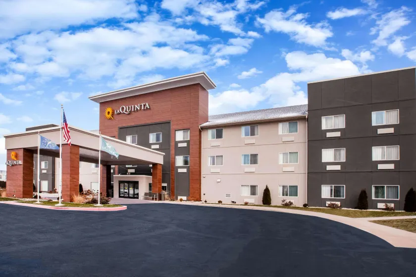 La Quinta Inn and Suites by Wyndham Elkhart - Image 1