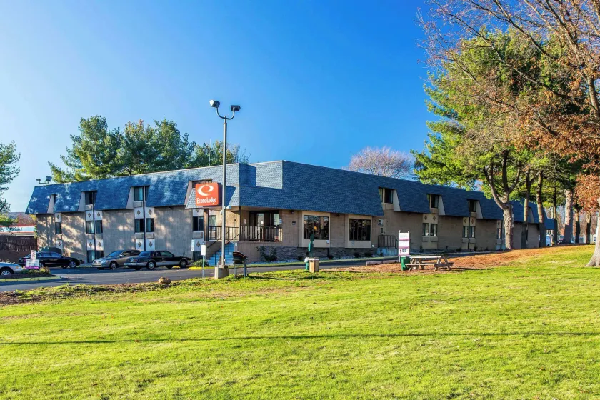 Econo Lodge Milldale - Southington - Image 1