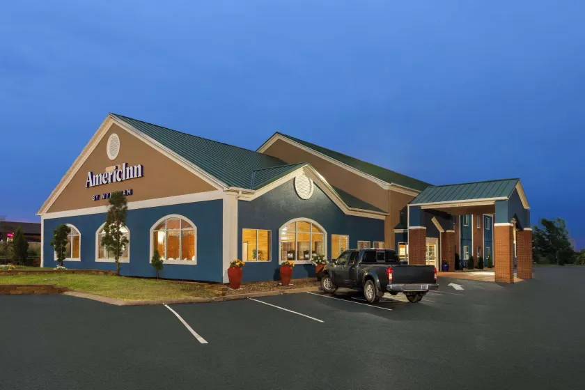 AmericInn by Wyndham Grinnell - Image 1