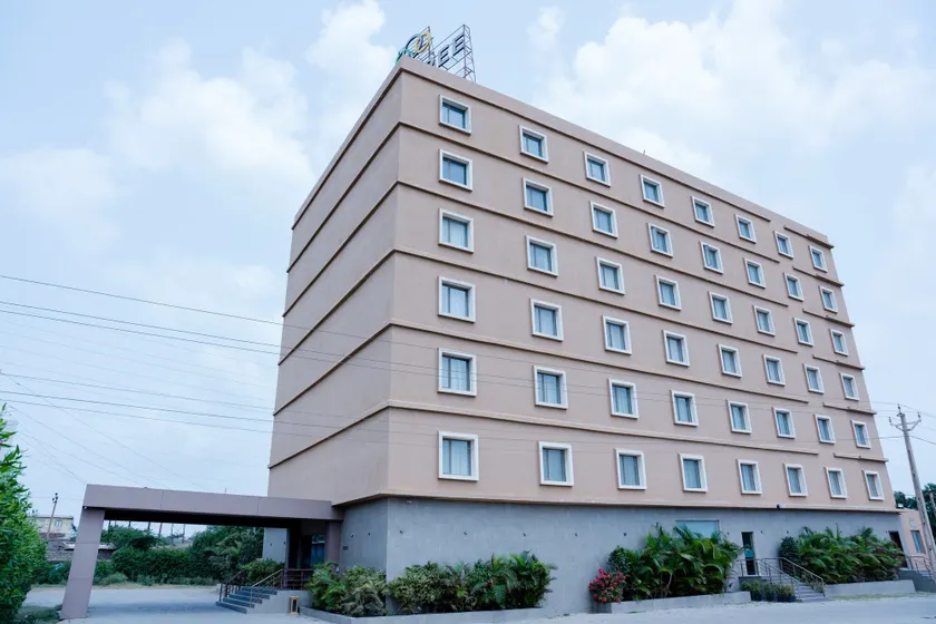 OAKTREE HOTEL - Image 1