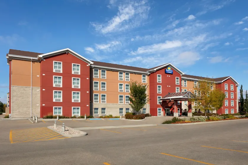 Days Inn & Suites by Wyndham Sherwood Park Edmonton - Image 1