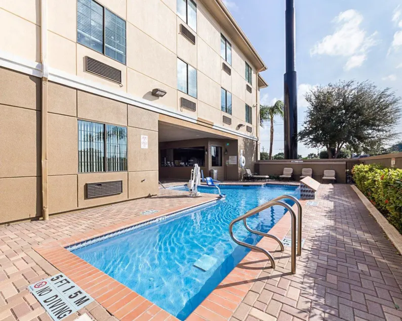 Comfort Suites McAllen Airport and La Plaza Mall - Image 1