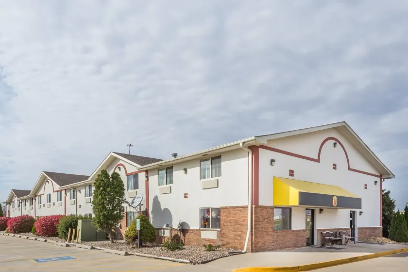 Super 8 by Wyndham Pontiac - Image 1