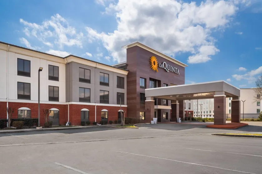 La Quinta Inn & Suites by Wyndham Bessemer - Image 1