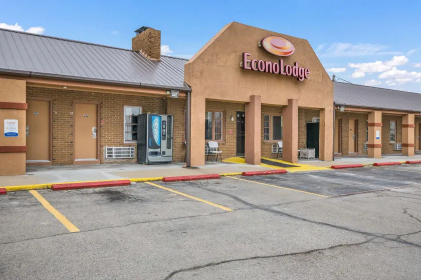 Econo Lodge Cameron - Image 1