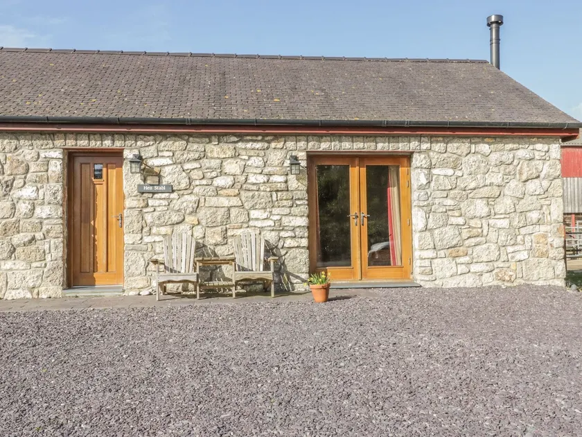 Hen Stabl - Image 1