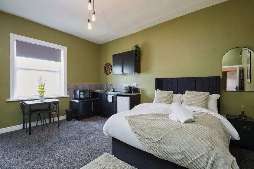 BV Aparthotel Huddersfield Ideal for Business & Leisure Stays - Image 1