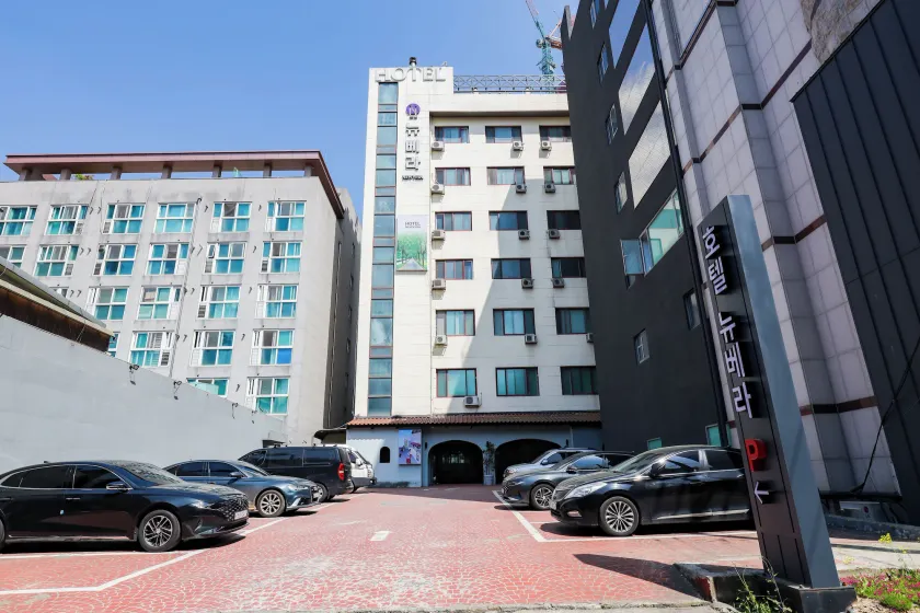 Newvera Hotel - Image 1