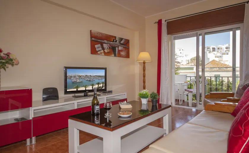 B45 - Main Avenue 2 Bed Apartment - Image 1