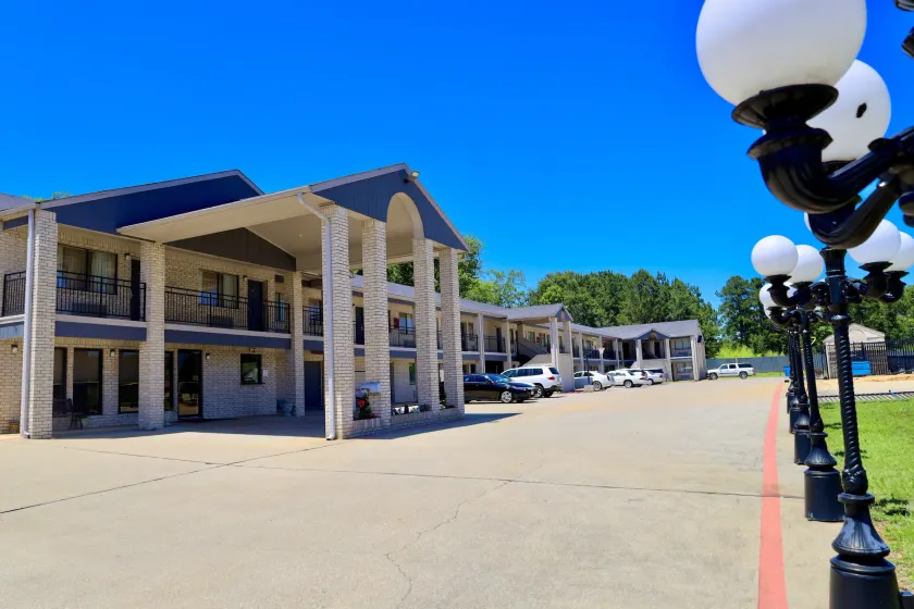 Regency Inn & Suites - Image 1