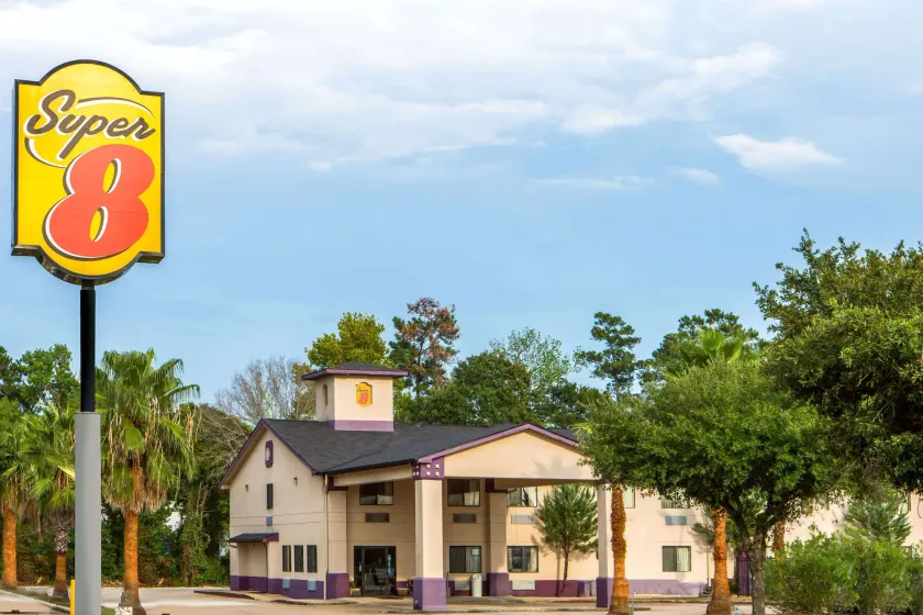 Super 8 by Wyndham Cleveland TX - Image 1
