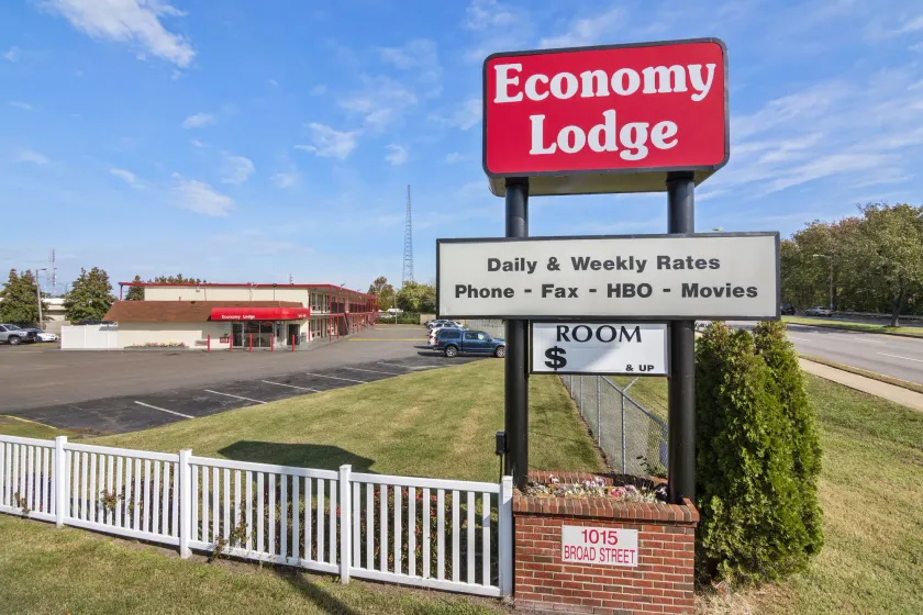 Economy Lodge Portsmouth - Image 1
