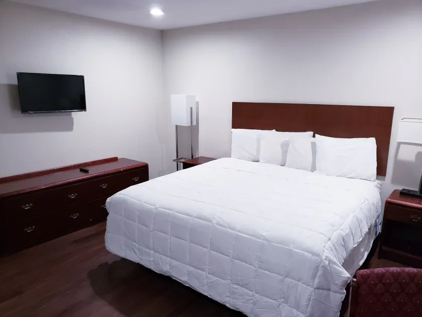 CLEAR LAKES INN - Image 1