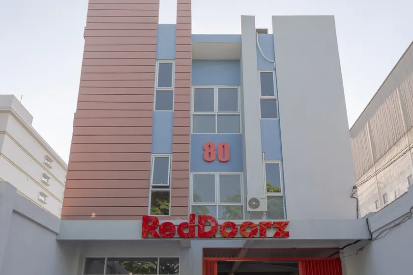 RedDoorz Plus Syariah @ Raya Nginden 2 - Image 1