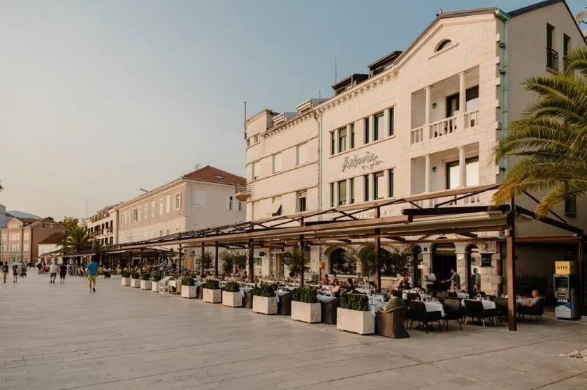 Hotel Astoria - Image 1