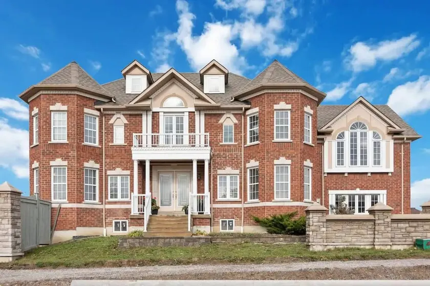 4 TVs, King Bed, Across Recreational Park, Tennis Court, Near Commercial Center - Image 1