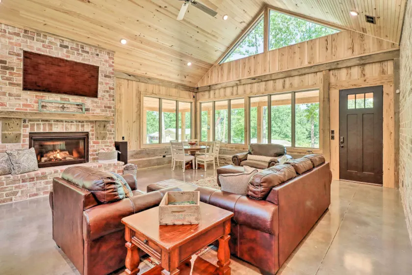 All-encompassing Lakehouse w/ Modern Accents! - Innvendig