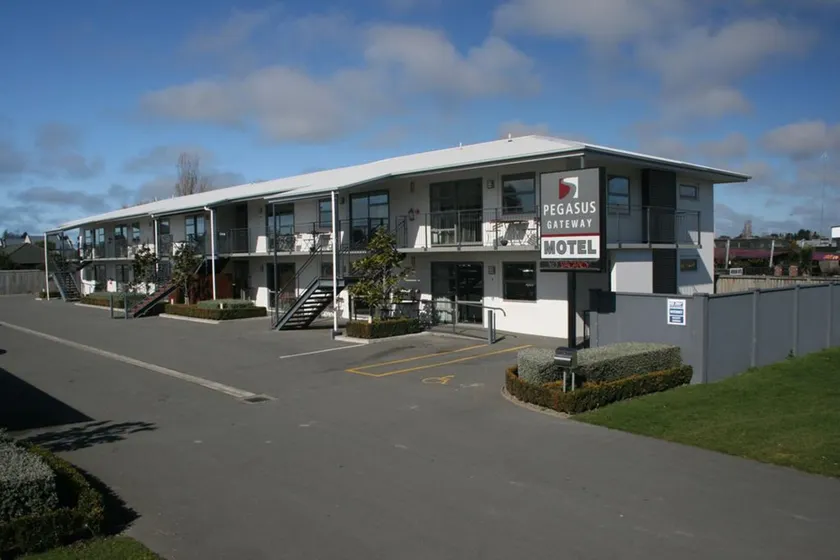 Pegasus Gateway Motels & Apartments - Image 1