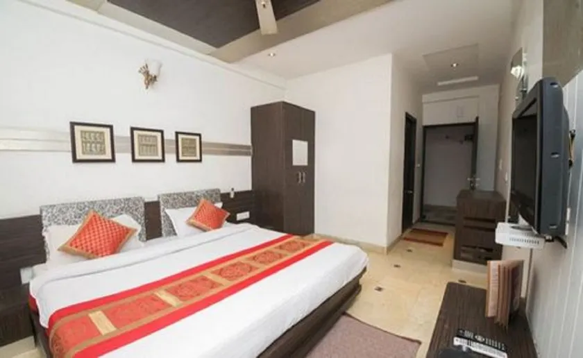 Hotel Panna Paradise-Just 30M away from CAPTAIN SHUBHAM GUPTA METRO STATION and 600M Away From TajMahal - Image 1